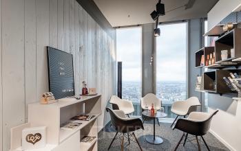 Gemütliche Bürofläche mieten in der Mies-van-der-Rohe-Straße 8, München Schwabing, mit tollem Ausblick und modernen Stühlen.