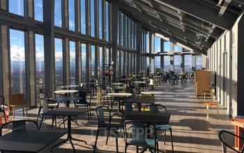 Büroraum in der Mies-van-der-Rohe-Straße 8, München Schwabing, mit modernen Sitzmöglichkeiten und großen Fenstern.