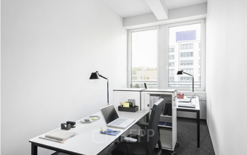 Modernes Büro in der Mies-van-der-Rohe-Straße 8, München Schwabing, mit Schreibtischen und Bürostühlen.