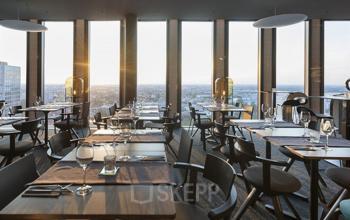 Moderner Büroraum mit großen Fenstern in der Mies-van-der-Rohe-Straße 8, München Schwabing, ideal zum Büromieten.