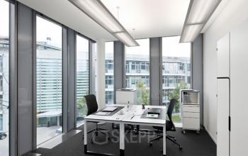 Büroraum in der Mies-van-der-Rohe-Straße 8 in München Schwabing mit modernen Möbeln und großen Fenstern.