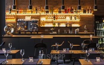 Elegante Lounge im Bürogebäude an der Mies-van-der-Rohe-Straße 8 in München Schwabing, ideal für Geschäftstreffen und informellen Austausch.