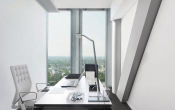 Moderner, heller Büroraum in der Mies-van-der-Rohe-Straße 8, München Schwabing, mit einem Schreibtisch und Aussicht.