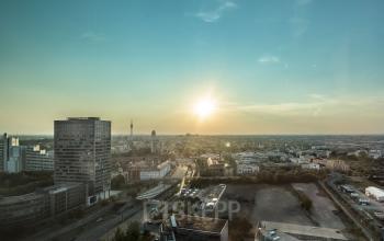 Blick auf München Schwabing, Mies-van-der-Rohe-Straße 8, Sonnenuntergang über der Stadt.