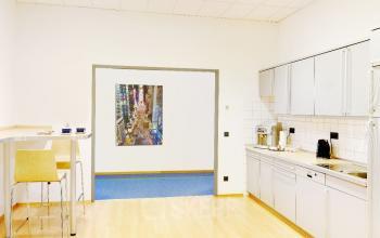 Einen Arbeitsplatz mieten im modernen Business Center in Schwabing mit großer Küche