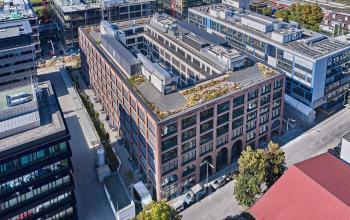 Luftaufnahme eines Gebäude im München Werksviertel, Mühldorgstraße 8. Ideal für bürofläche mieten mit Nähe zu urbanem Treiben.