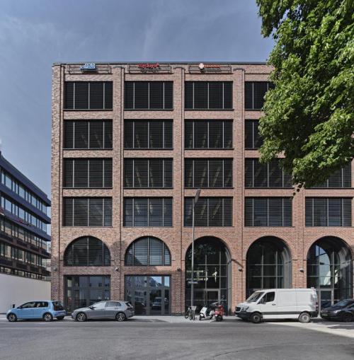 Modernes Bürogebäude aus Backstein in der Mühldorgstraße 8, München Werksviertel, ideal zum Büro mieten.