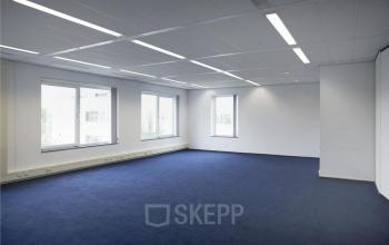 kantoorkamer vloerbedekking witte muren ramen uitzicht kantoorpand naarden