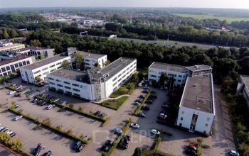 kantoorpand bovenaf naarden gooimeer parkeerterrein