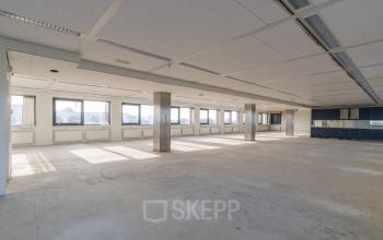 Spacious unfurnished interior at office to rent in Nevelgaarde 8-19, Nieuwegein, featuring ample natural light from large windows and an open floor plan layout, ideal for customizing workspaces.