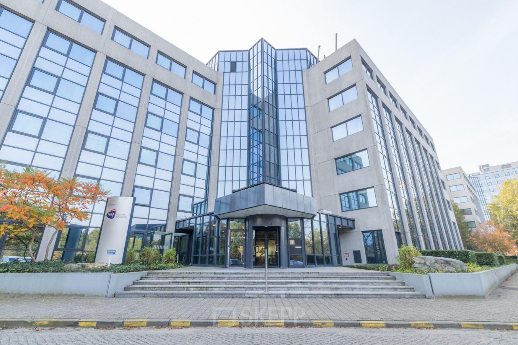 Modern office building exterior at Nevelgaarde 8-19, Nieuwegein, featuring large windows and a welcoming entrance, ideal for office space rental.
