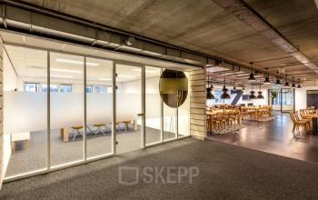 Modern office space at Zoomstede 13-25, Nieuwegein, featuring a conference room and open floorplan with ample seating options for office space rental.