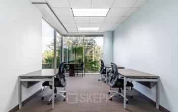 Bright office space rental in Nijmegen at Oranjesingel 51 with large windows, modern desks, and ergonomic chairs, ideal for productive work sessions.