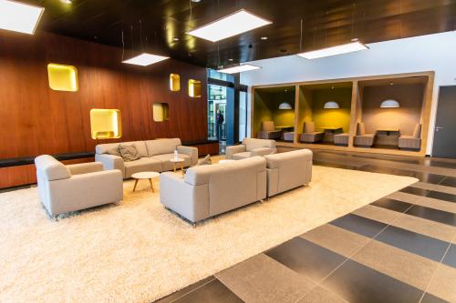 Modern furnished office space with cozy seating area, located at Jonkerbosplein 52 in Nijmegen. Ideal for office space rental.