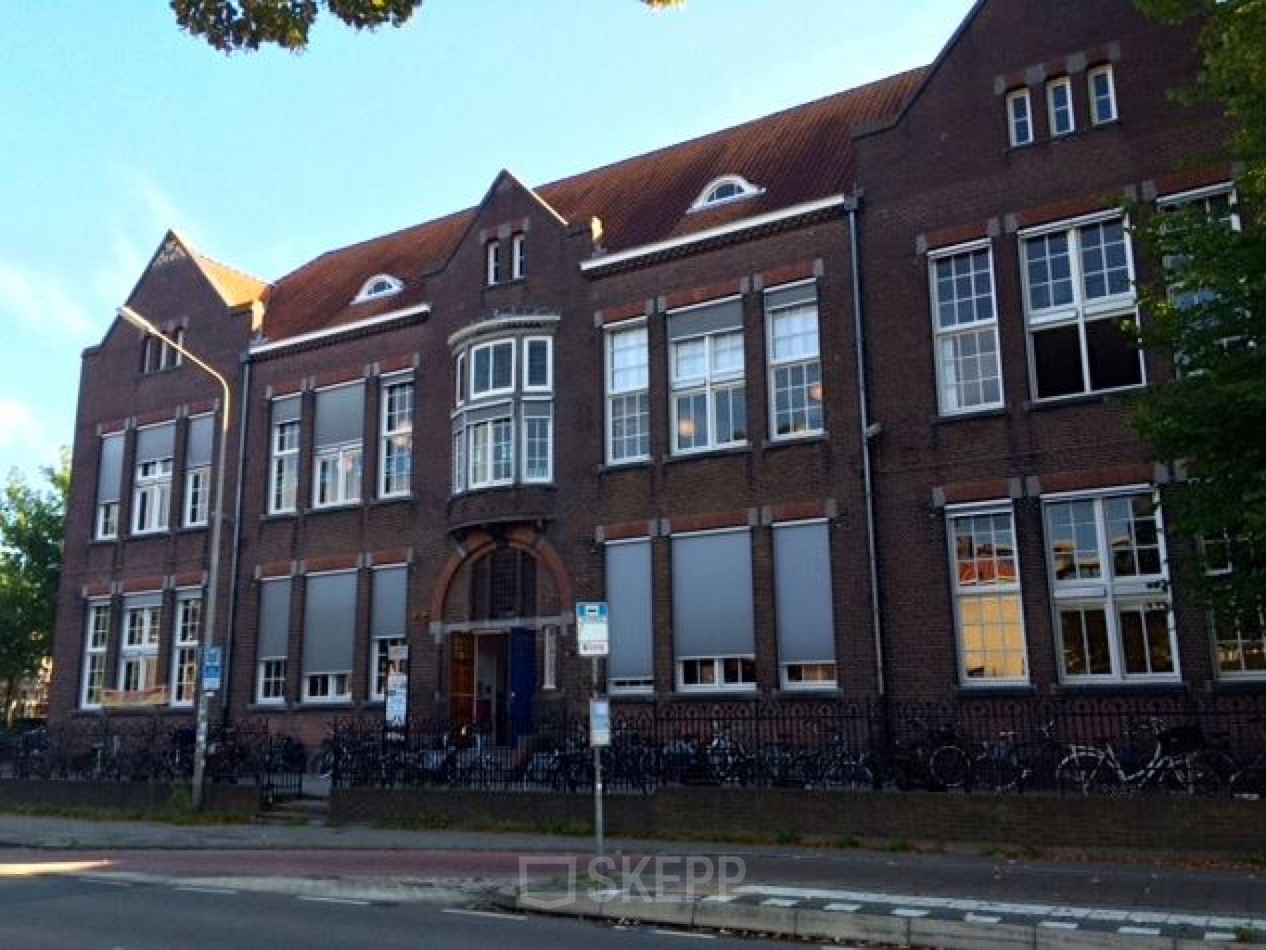 voorzijde kantoorgebouw nijmegen fietsen poort entree