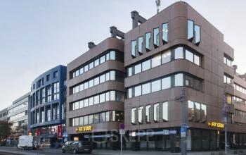 Beindruckende Außenansicht vom Bürogebäude in der Nürnberger Innenstadt