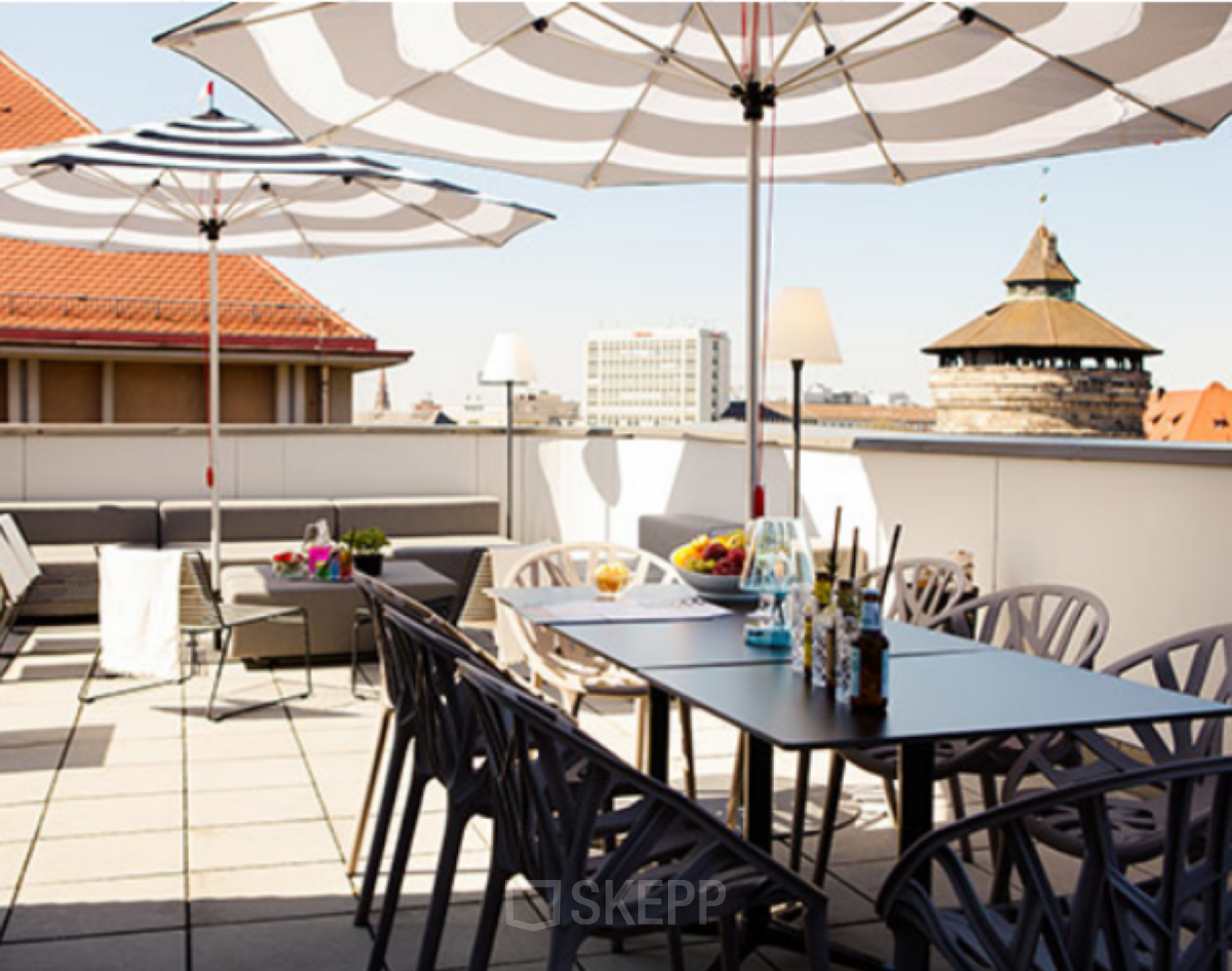 Gemütlich Sitzmöglichkeiten auf der Dachterrasse in Nürnberg-Innenstadt