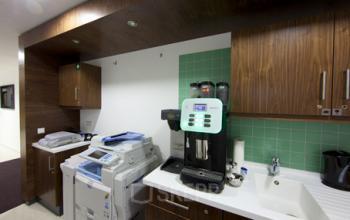 Voll ausgestattete Gemeinschaftsküche der Immobilie in Nürnberg