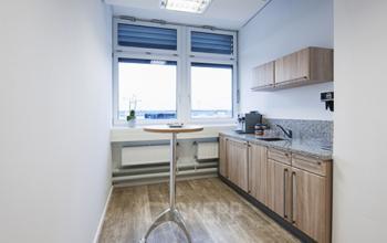 Voll ausgestattete Gemeinschaftsküche der Immobilie in Nürnberg, Flughafen