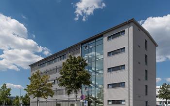 Beeindruckende Außenansicht des Bürogebäudes in Nürnberg, Flughafen