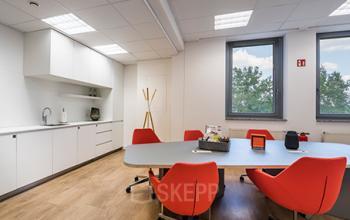 Helle Business-Lounge im Bürogebäude am Südwestpark 