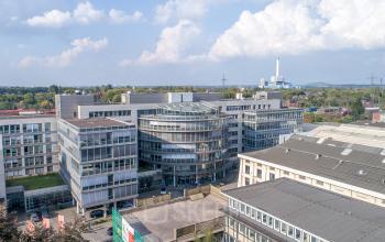 Herrliche Außenansicht vom Bürogebäude mit Glasfassade