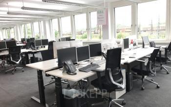 Geräumiger Coworking-Bereich mit Aussicht aufs Gelände