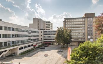 Bürokomplex mit großem Hof