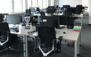 Modern eingerichtete Arbeitsplätze im offenen Bürobereich