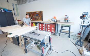 Gemütlicher Arbeitsraum mit viel Platz für Maschinen und Material