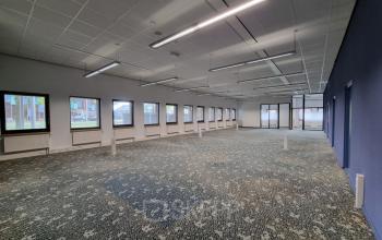 Bright office space at Veengang 1, Oosterwolde, featuring large windows and ample lighting, perfect for rent office space or office space rental needs.