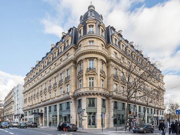 Élégant immeuble Haussmannien de l’architecture du 19ème siècle dans la rue du Louvre