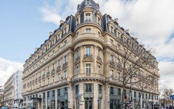 Élégant immeuble Haussmannien de l’architecture du 19ème siècle dans la rue du Louvre
