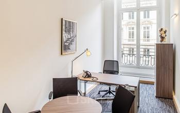 Bureau privatif avec table ronde pour des échanges rapides à la Place Vendôme