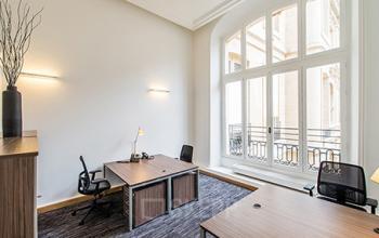 Un bureau partagé à la Place Vendôme avec de grandes fenêtres pour profiter au maximum de la lumière du jour