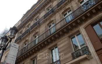 Immeuble de bureaux ayant une façade haussmannienne à l'avenue de l'Opéra