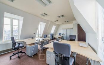 Grand espace de bureau où il y a assez de place à l'avenue de l'Opéra