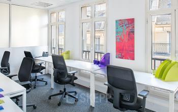 Postes de travail non attribués avec des fauteuils confortables dans la Rue Taylor