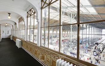 Grand hall de notre centre d'affaires avec vue sur la gare du Nord à la rue de Dunkerque