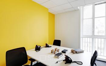 Espace de bureau aux couleurs vives à la rue de Dunkerque