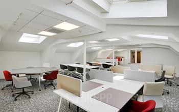 Espace de coworking doté de plusieurs fenêtres de toît afin de profiter optimalement de la lumière naturelle à la rue de Dunkerque