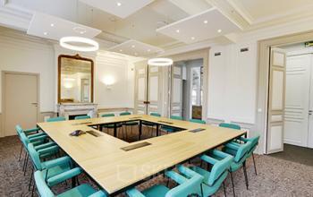 Salle de réunion décorée avec goût à la rue de Dunkerque