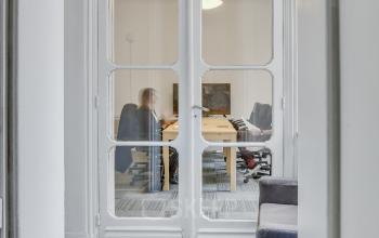 Ce couloir lumineux vous donne accès à nos bureaux professionnels dans la rue d'Hauteville