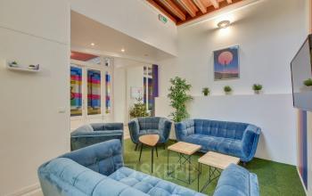 Cet espace de convivialité est décoré avec goût et doté de canapés confortables dans la rue d'Hauteville