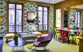 Ce salon est l'endroit idéal pour passer des moments conviviaux entre collègues à la rue d'Hauteville