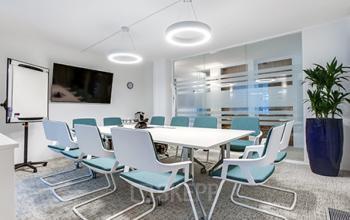 Salle de réunion entièrement équipée avec mobilier clair au Boulevard Victor