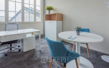 Les tons neutres servent de la base dans la décoration de l'intérieur de cet espace de bureau