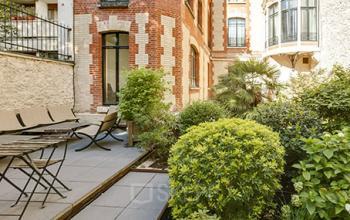 Terrasse extérieure calme pour se reposer lors d'une pause méritée à la rue de l'Amiral Hamelin