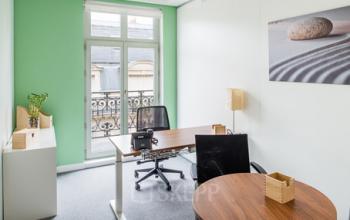 Espace de bureau privatif avec balcon à la rue Duret