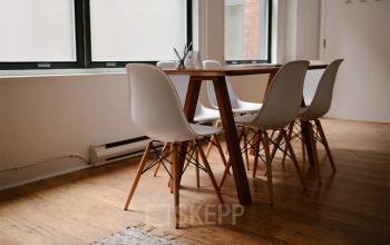 Espace de bureau chaleureux avec grandes fenêtres et sol en bois dans la rue des Belles-Feuilles